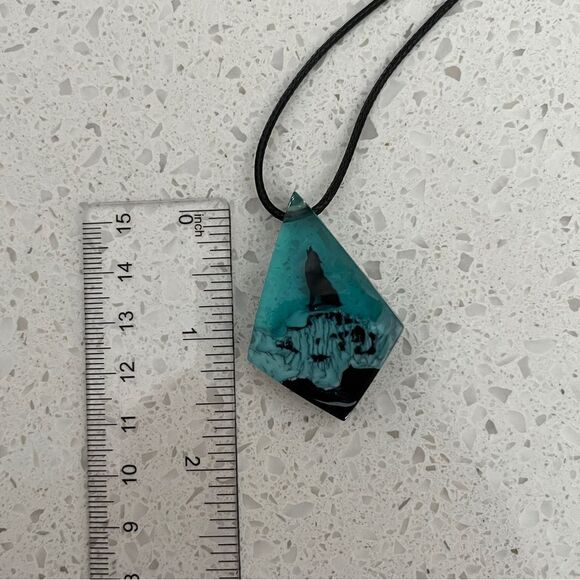 Resin Mountain Wolf Pendant for Man, Outdoor Fashion Jewelry - Picture 5 of 11